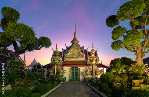 Giants front of the church at Wat Arun