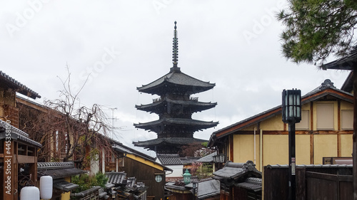 雨の京都、京都らしい町並みが続く「八坂の塔」こと「法観寺五重塔」界隈