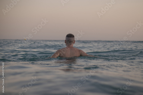 Hombre de espaldas en una playa en Alicante, España