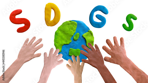 SDGsイメージのクレイアートの人々の手と地球
