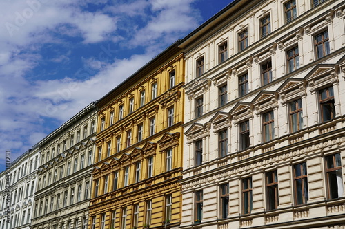 Straßenzug mit alten Häusern in Berlin Prenzlauer Berg bei Sonnenschein © Achim Wagner