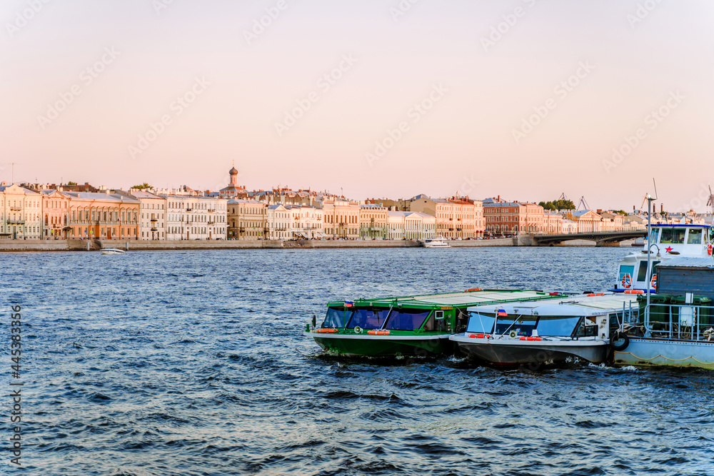 Obraz premium Beautiful embankment in St. Petersburg at sunset with a view of St. Isaac's Cathedral