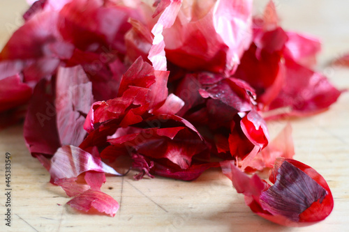 Schalen der roten Zwiebel ein natürlicher Stoff zum Färben, rote Zwiebelschalen ein Naturfarbstoff photo