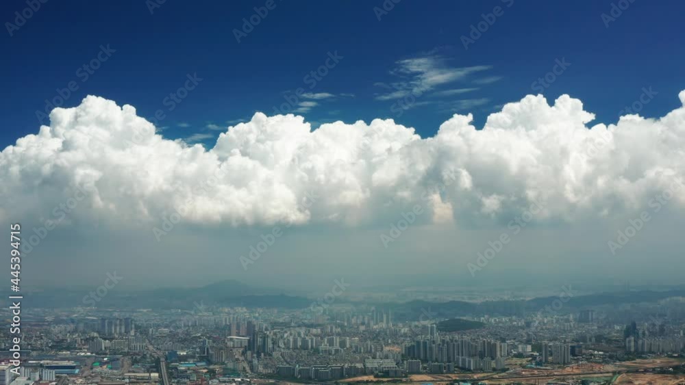 뭉게구름이 보이는 도시 풍경 뭉게구름이 보이는 도시 풍경
