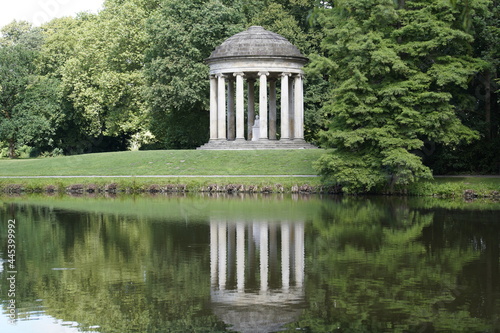 The Leibniz Temple at George Park in Hanover is a pavilion, which was built from 1787 to 1790 in honor of working in Hanover citizen and polymath Gottfried Wilhelm Leibniz (1646-1716).
