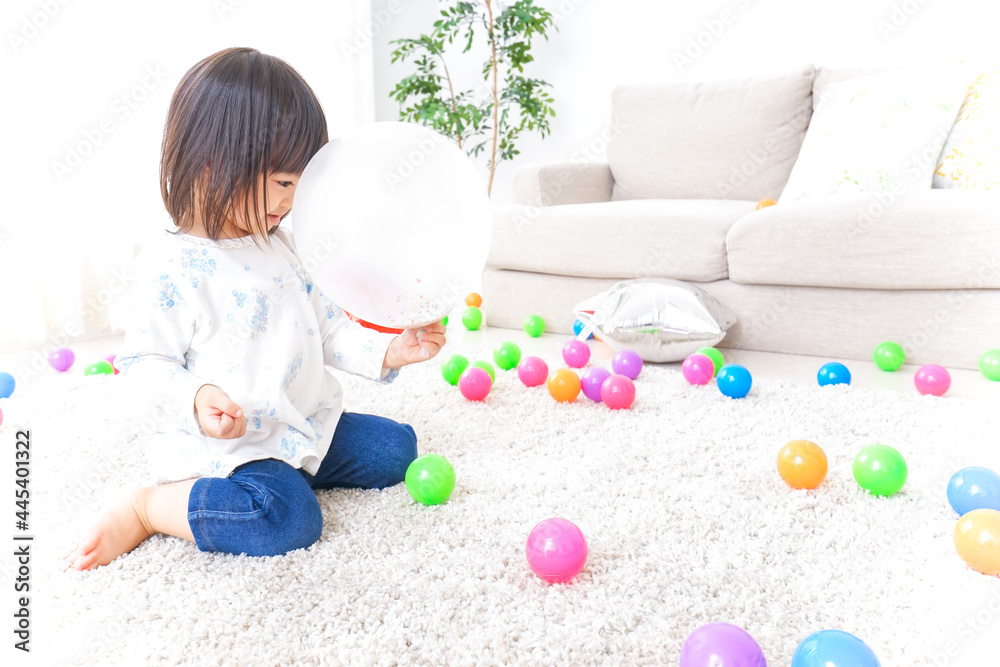 部屋で遊ぶ子ども