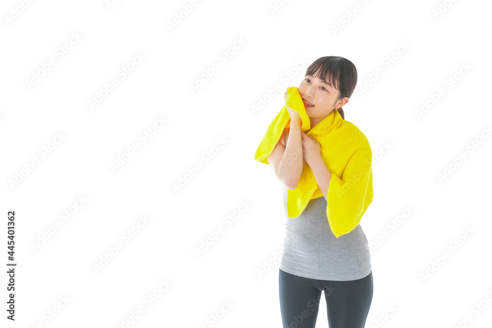 棚の片付けをする若い女性 棚の片付けをする若い女性