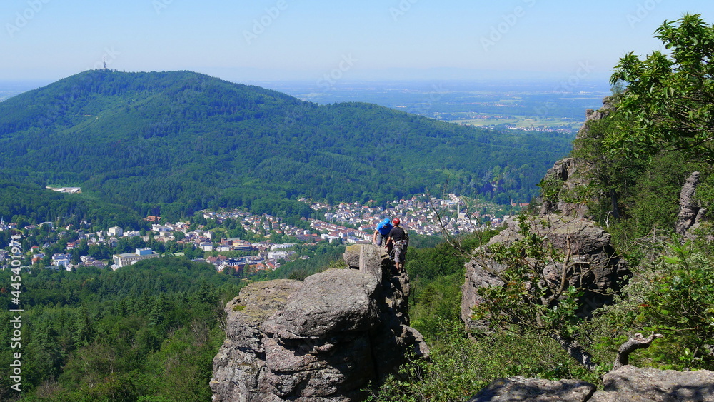 Kletterer an den Battertfelsen und im Hintergrund Baden-Baden