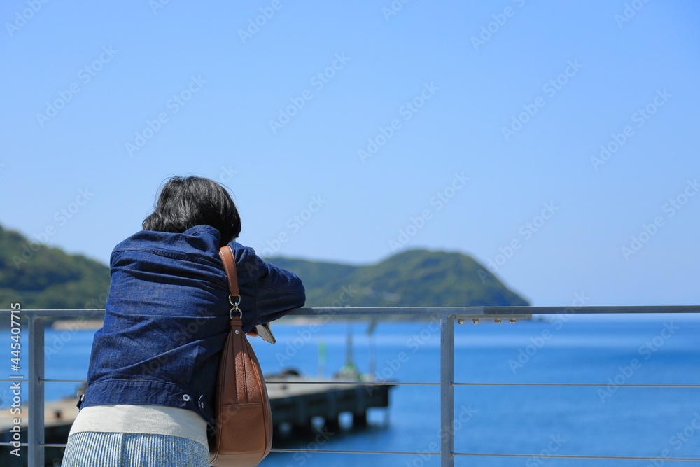 海を眺めるアジアの女性