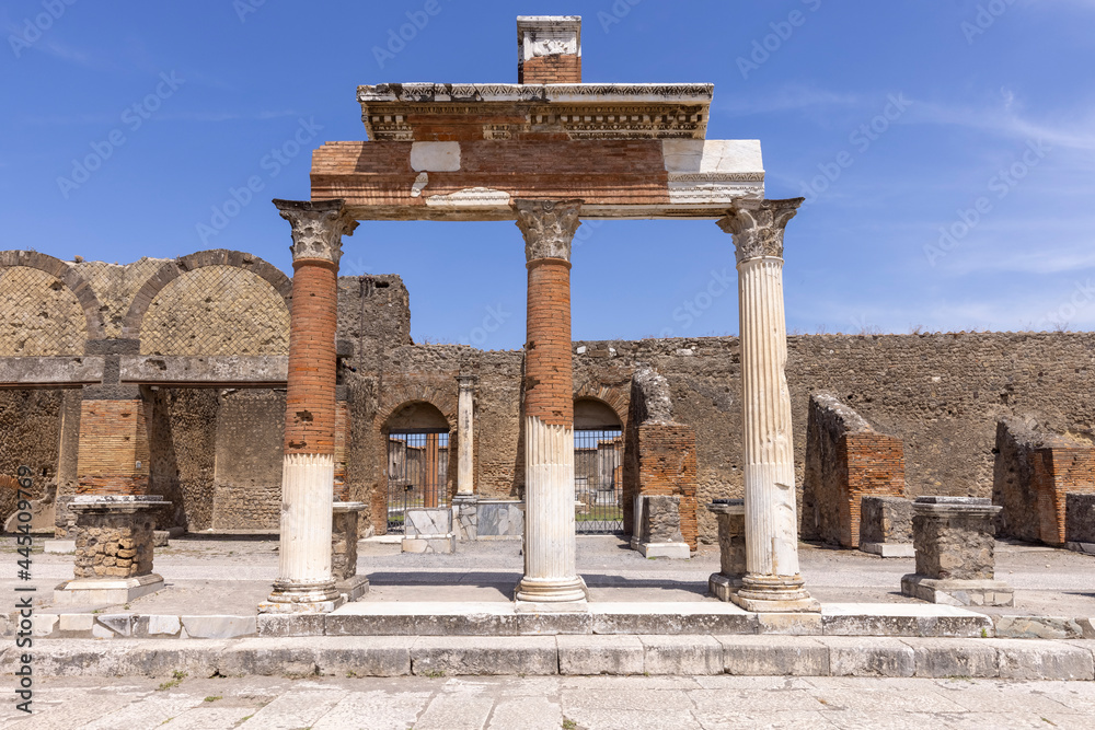 Obraz premium Ruins of an ancient city destroyed by the eruption of the volcano Vesuvius in 79 AD near Naples, Pompeii, Italy. Portico in front of the entrance to the Macellum