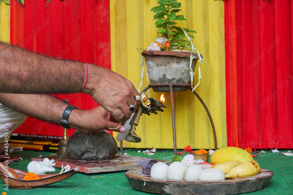 Foto de Hindu priest lighting up holy fire or holy light for ...