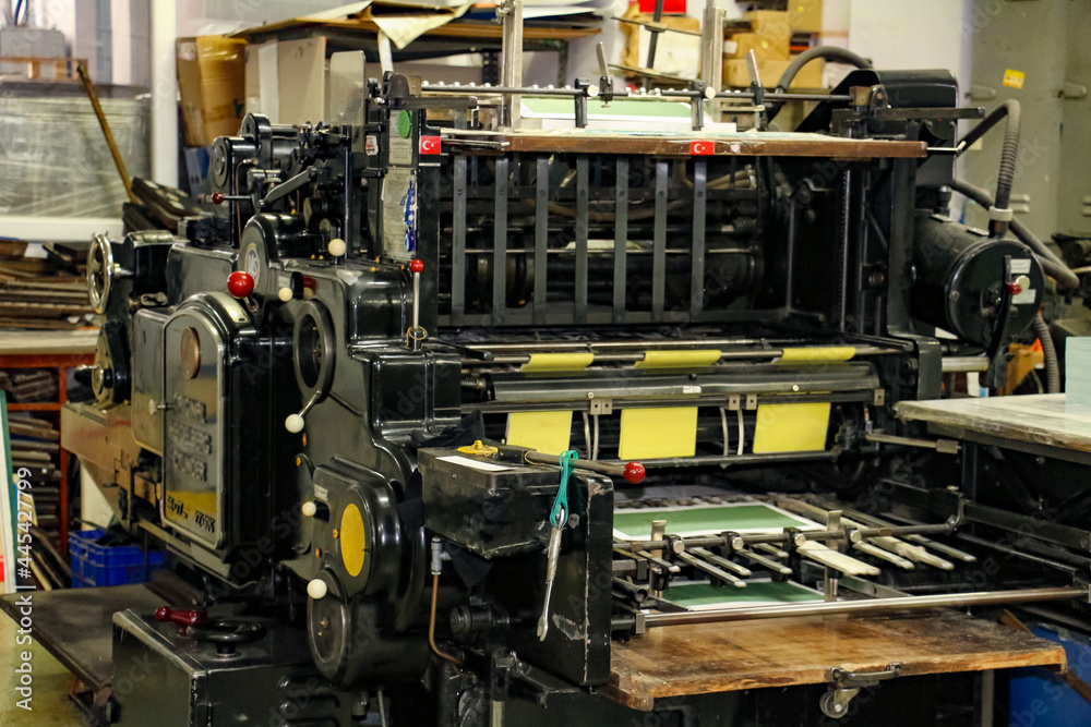 selective focus, die cutting machine for pattern cutting in printing house selective focus, die cutting machine for pattern cutting in printing house
