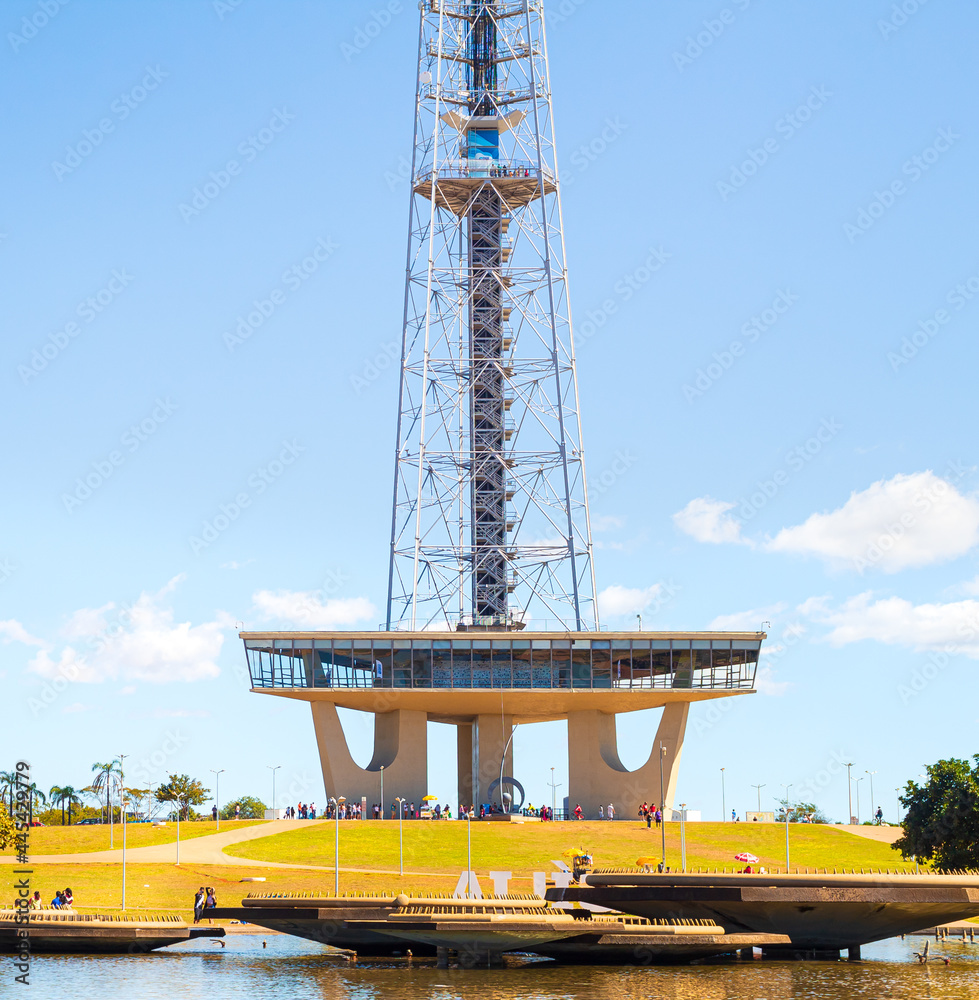 Torre de Televisão analógica de Brasília à noite, projeto do arquiteto ...