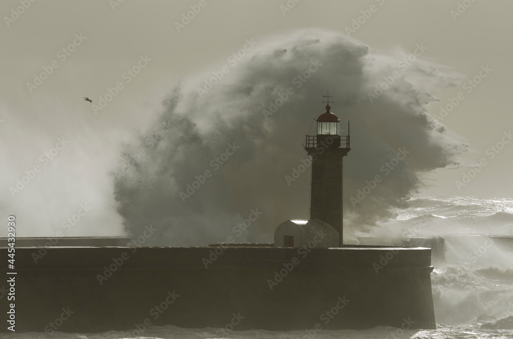 imagen de la costa de Portugal, dónde las olas impactan contra el faro 