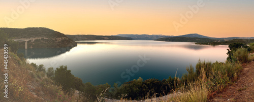 Soleil couchant sur le lac de Sainte Croix dans le Verdon en Provence