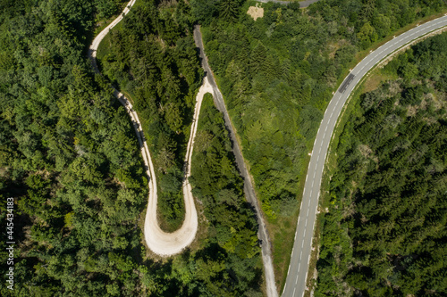Vue aérienne par drone d'une route de montagne dans les Pyrénées. 