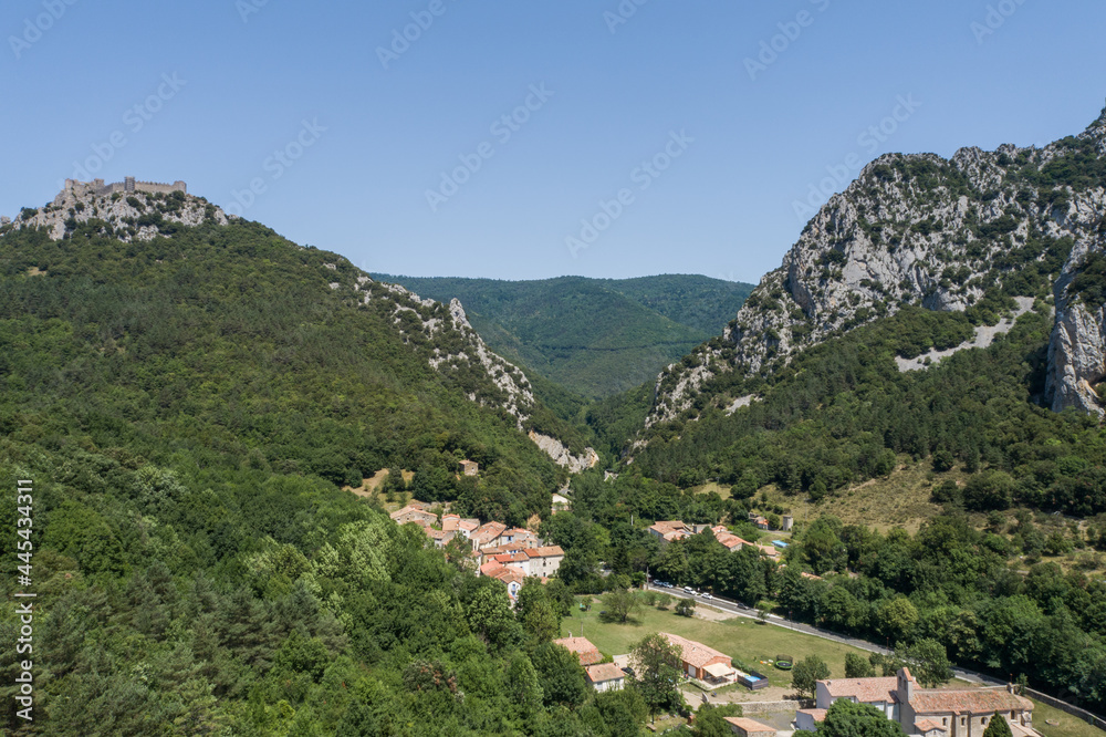 Images aérienne d'une montagne des Pyrénées avec un petit village.