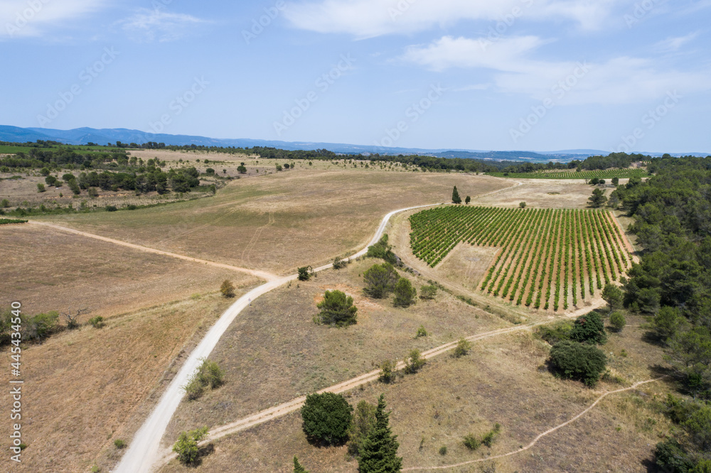 Vue aérienne par drone de la campagne aride de l'Aude en France avec un vignoble. Vue aérienne par drone de la campagne aride de l'Aude en France avec un vignoble.