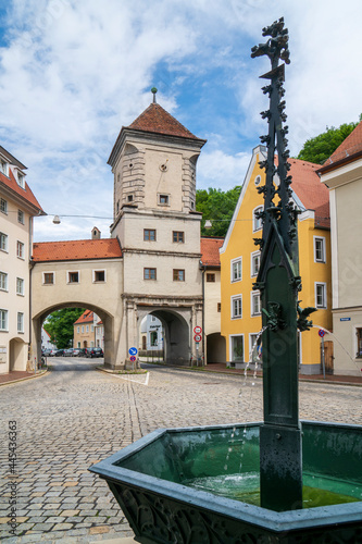 Stadt Landsberg am Lech in Bayern mit dem Sandauertor, Baujahr 1627; in der historischen Stadtmauer am Färberhof