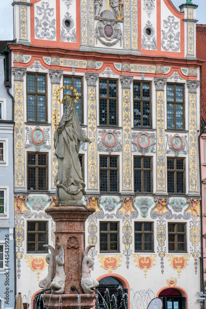 Fototapeta premium Stadt Landsberg am Lech in Bayern mit dem historischen Rathaus und Marienbrunnen am Hauptplatz