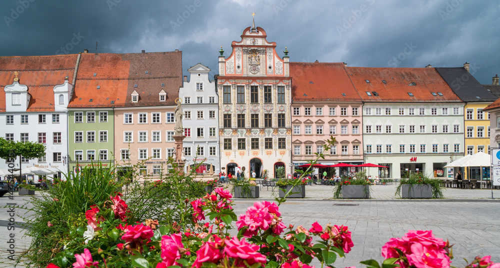 Obraz premium Stadt Landsberg am Lech in Bayern mit dem historischen Rathaus und Marienbrunnen am Hauptplatz