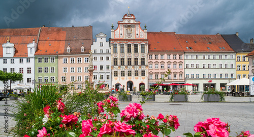 Stadt Landsberg am Lech in Bayern mit dem historischen Rathaus und Marienbrunnen am Hauptplatz photo