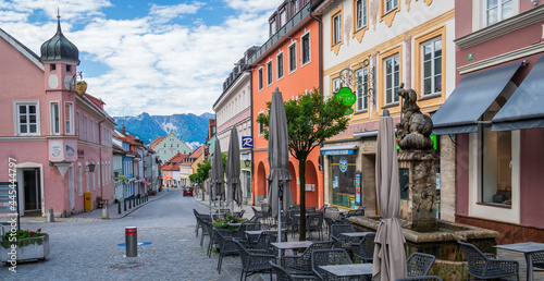 Die historische Fußgängerzone in der Altstadt von Murnau im blauen Land Oberbayern