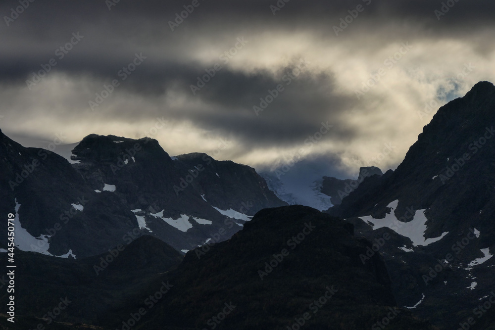 Norwegische Berge mit Schnee