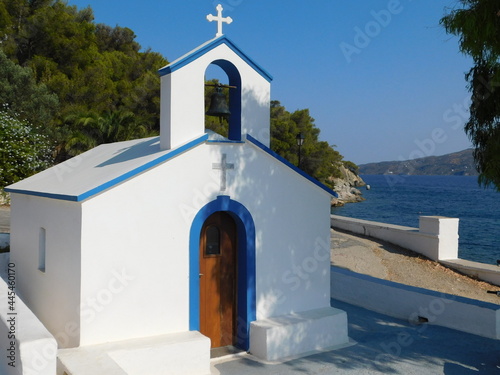 Fototapeta Naklejka Na Ścianę i Meble -  A small white church on the island of Poros, in Greece