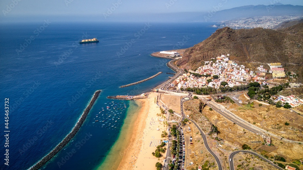 Foto aérea con dron playa de Las Teresitas en Tenerife, Canarias.