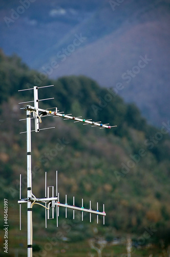 Antenna per ricezione Digitale terrestre con boschi di montagna sullo sfondo photo