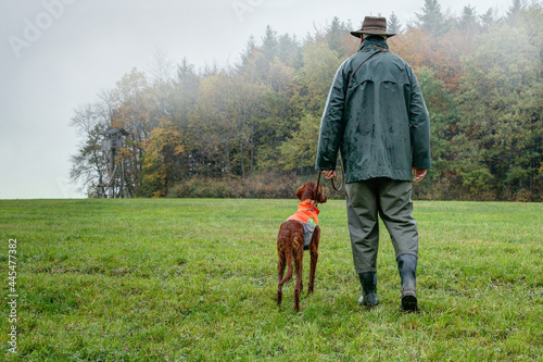 On a foggy, rainy autumn day a hunter with his dog make a stalking through the hunting area to the big Hunting Pulpit which stands at the edge of the forest. © BIB-Bilder