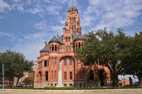 Fotografie Scenic view of the famous Ellis County Courthouse located in Waxahachie, Texas