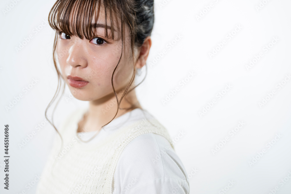 若いカジュアルな女性