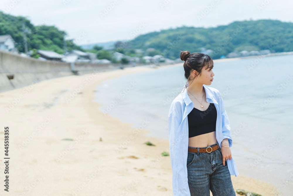 夏の海の女性