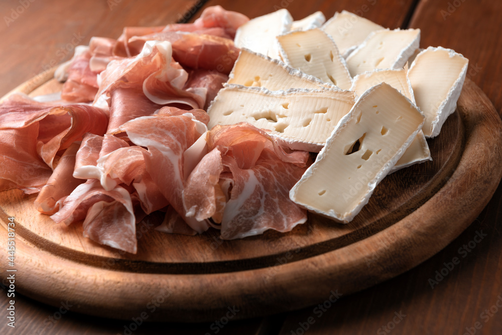 Tagliere Con Fette Di Prosciutto Crudo E Formaggio Brie Deliziosi Tagliere Con Fette Di Prosciutto Crudo E Formaggio Brie Deliziosi