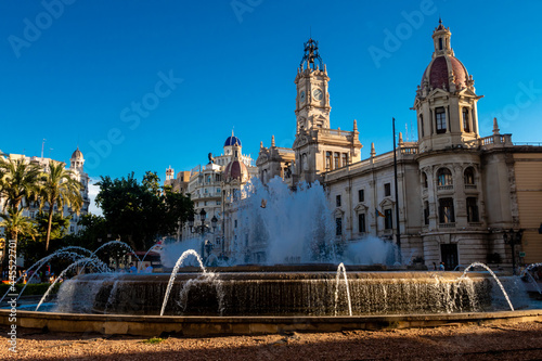 Rathausplatz in Valencia mit Rathaus und Brunnen