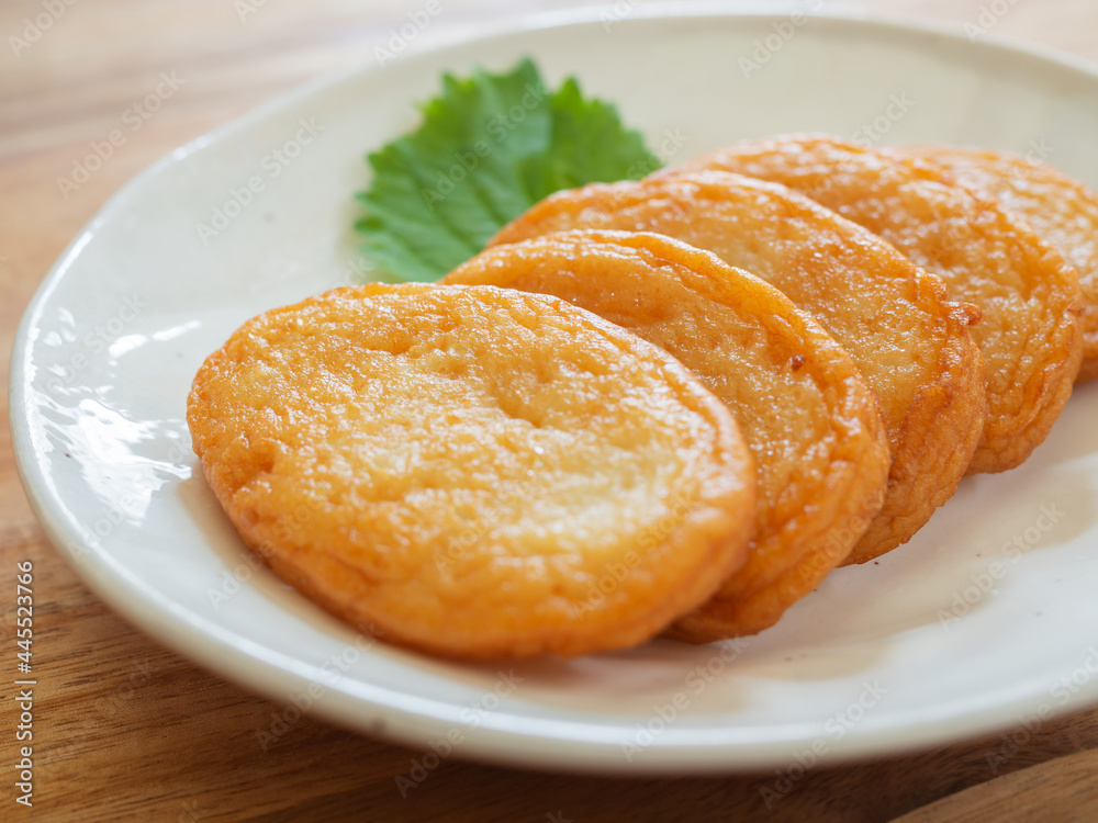 皿に盛ったさつま揚げ 皿に盛ったさつま揚げ