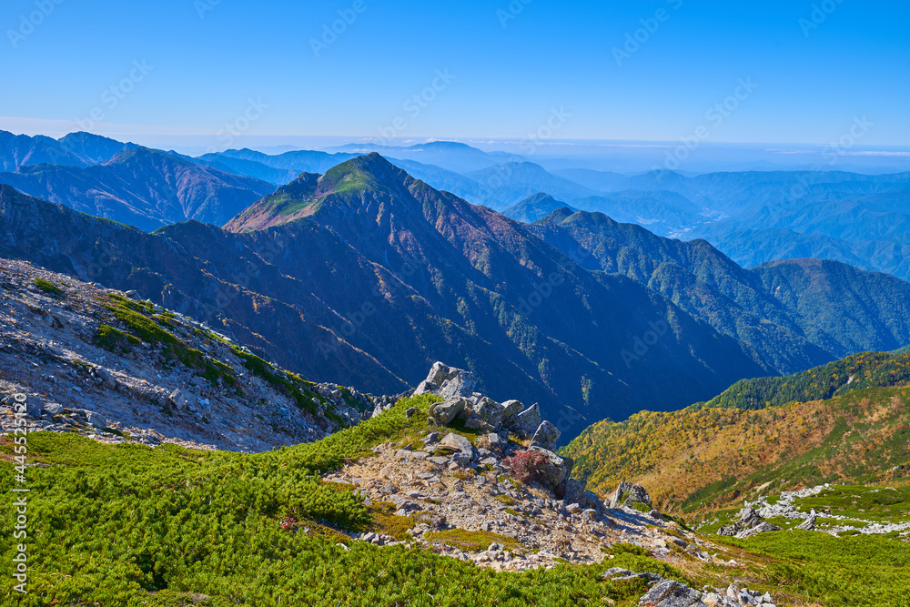 Obraz premium 長野県上伊那郡の秋の木曽駒ヶ岳山頂から南側(三沢岳,南駒ヶ岳など)を見る