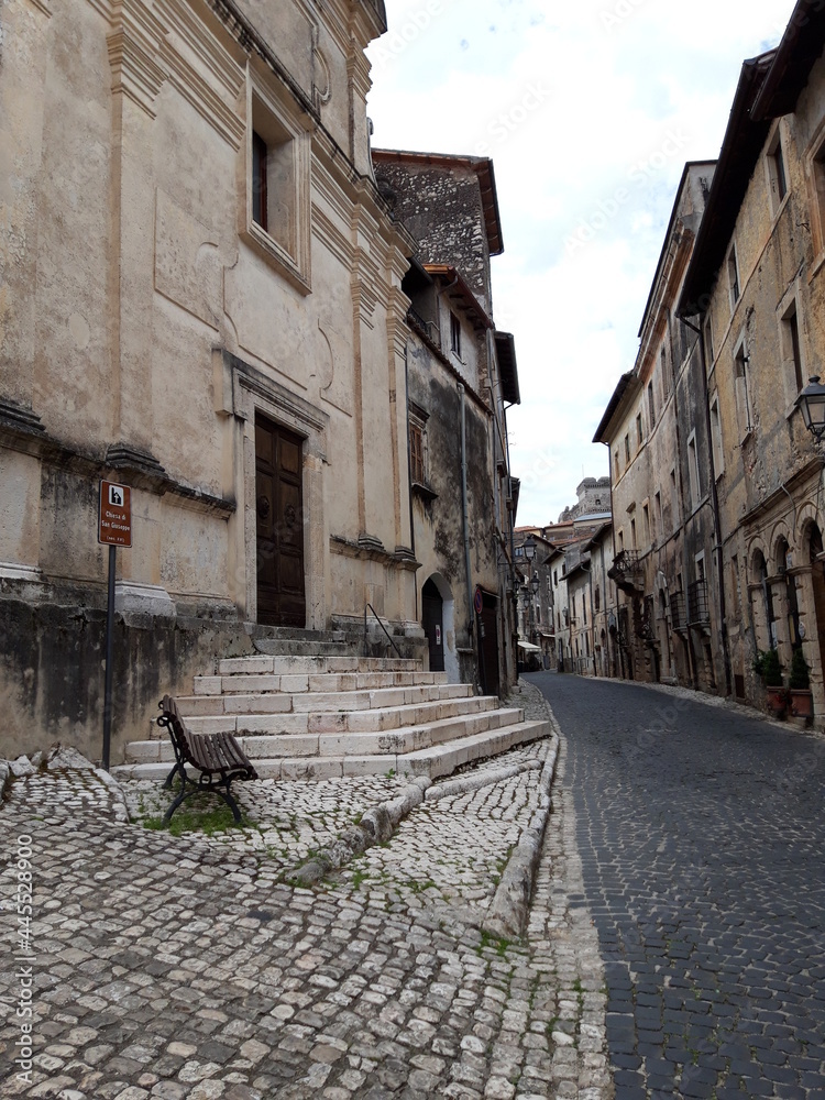 Małe miasteczko Sermoneta, Italia.