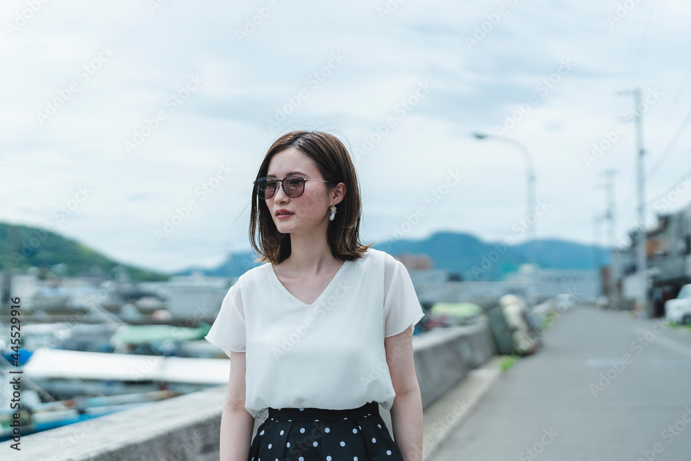 Obraz premium 夏に散策する女性