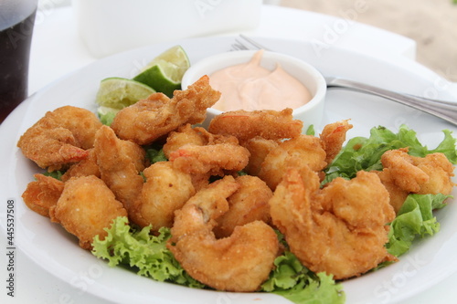 fried shrimp with sauce and lettuce