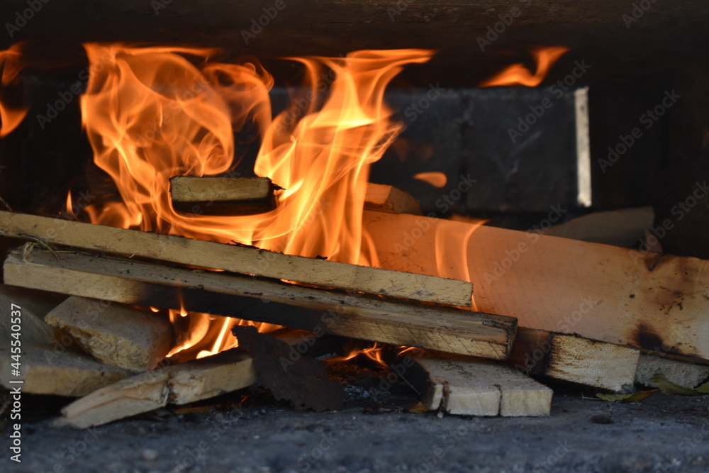 fuego sobre la madera