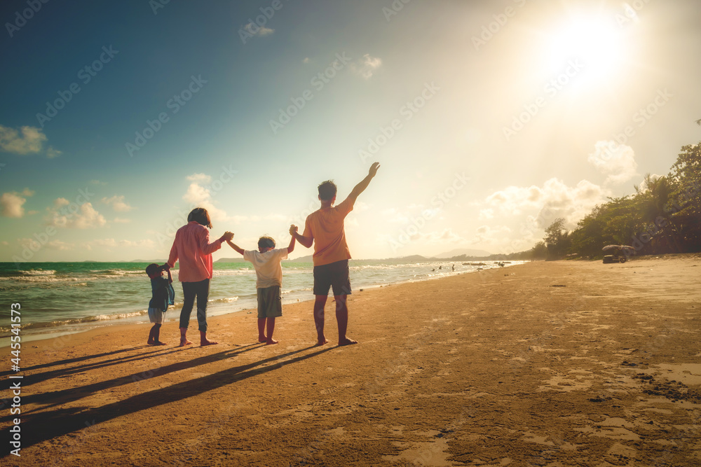 Fototapeta premium Asian family vacation holiday on the beach in the sunset