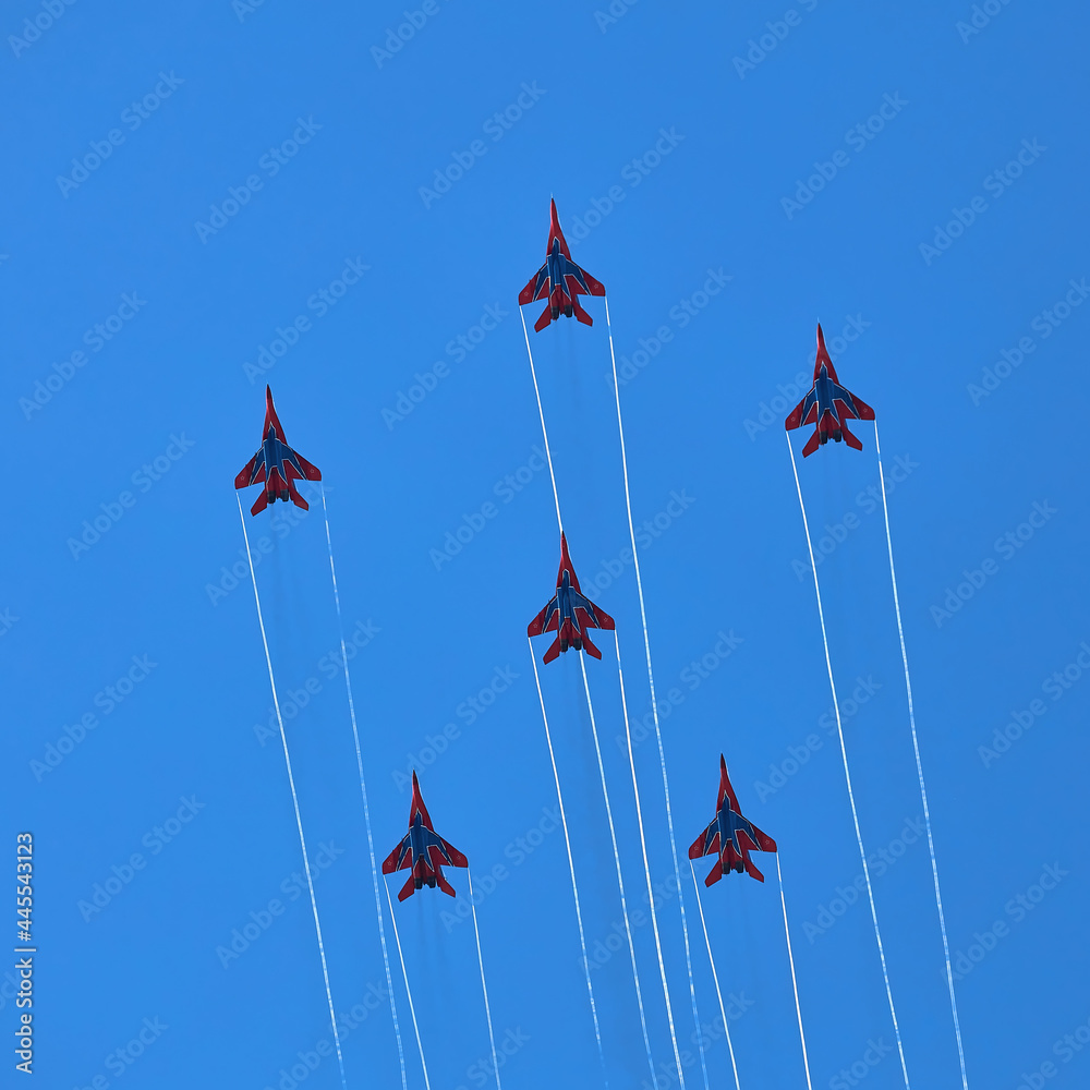 Foto de Airshow of the aerobatic team Strizhi - The Swifts. Aerobatic ...