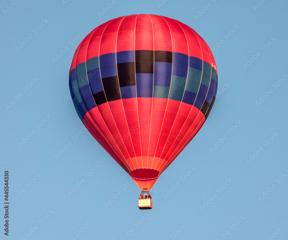 Naklejka premium ballon montgolfière rouge en vol