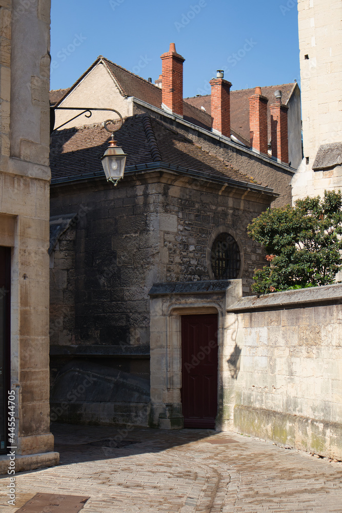 Rue étroite du centre ville de Dijon, Bourgogne, France