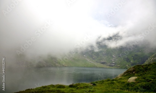 Lac de montagne dans les nuages - brouillard altitude - voyage aventure tourisme