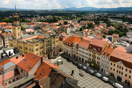 Turmblick auf die Altstadt von Zittau mit Rathaus und Fernblick zum Jeschken und Zittauer Gebirge