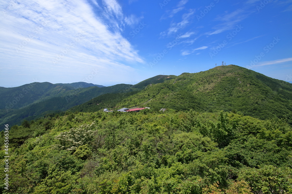 Fototapeta premium 梶ヶ森 二人の丘からの眺め 山荘と山頂（高知県 大豊町）